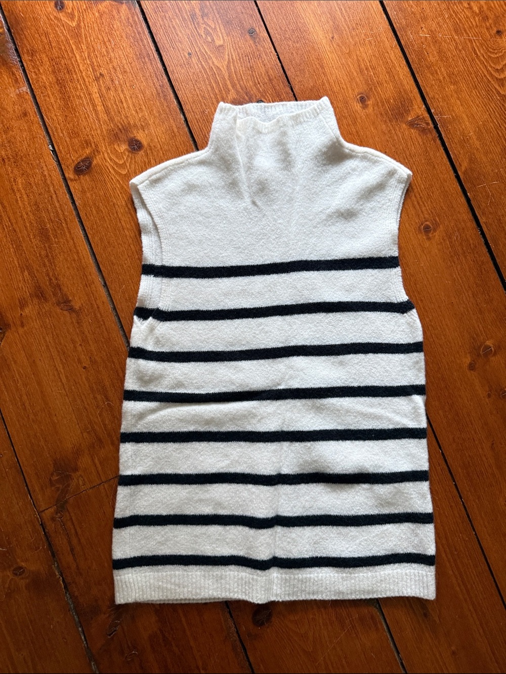 Abercrombie & Fitch White Sleeveless Turtleneck Sweater with Black Stripes